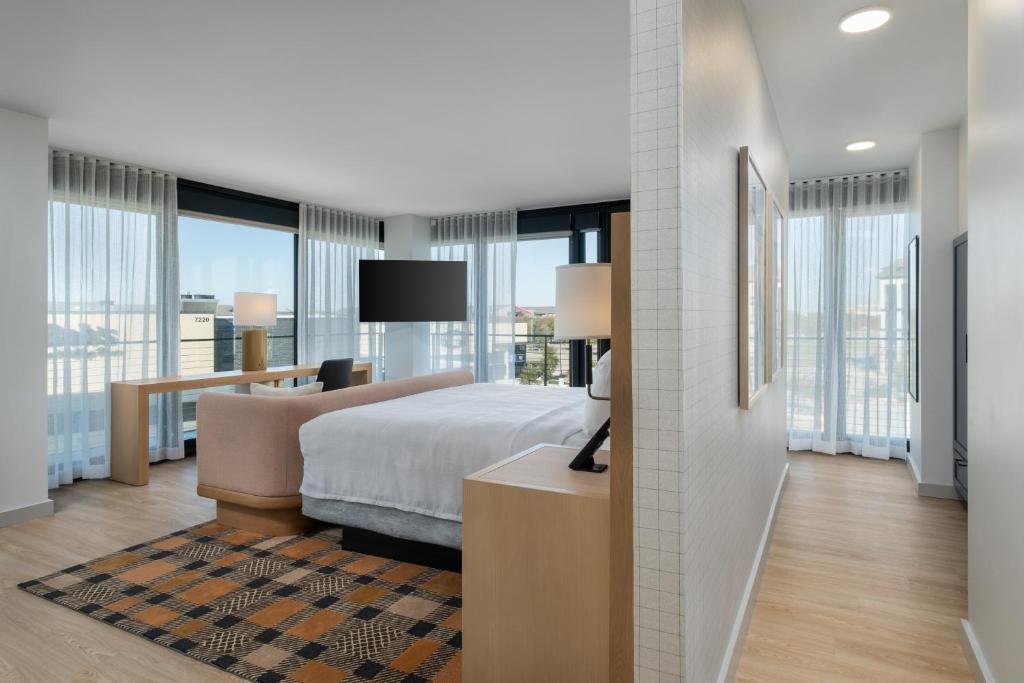 Postel nebo postele na pokoji v ubytování Denizen Hotel