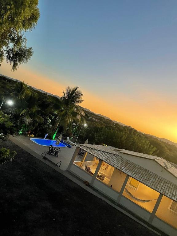 Východ nebo západ slunce při pohledu z prázdninového domu nebo okolí