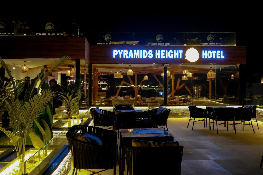 Restaurace v ubytování Pyramids Height Hotel & Pyramids Master Scene Rooftop