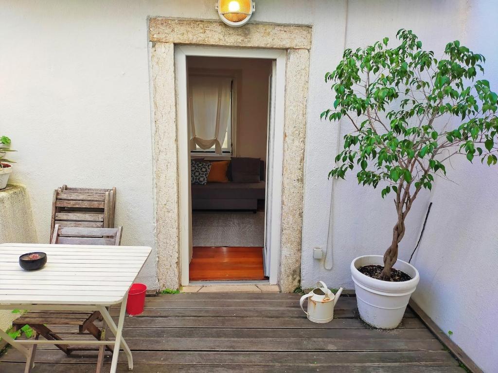 Central terrace apartment at typical Bica and Chiado