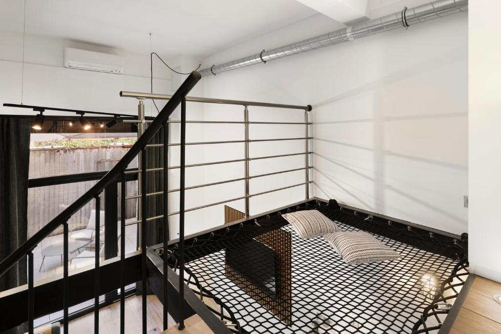 Cette chambre dispose d'un balcon avec un lit. dans l'établissement Loft Industriel avec Terrasse et Filet Suspendu à Nice Cimiez, à Nice