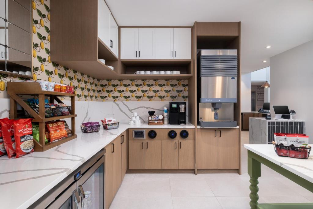 Kuchyň nebo kuchyňský kout v ubytování Denizen Hotel