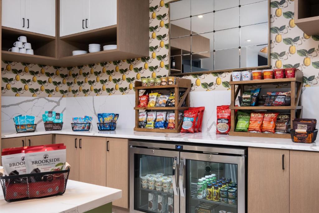 Kuchyň nebo kuchyňský kout v ubytování Denizen Hotel