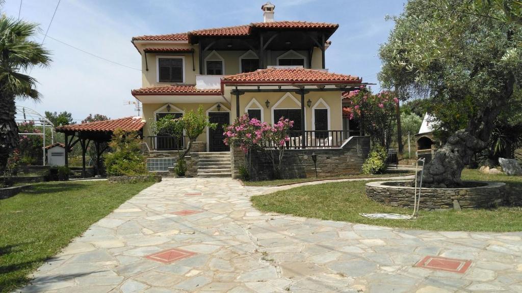 a house with a walkway in front of it at Νική κοσμά πηγάδι in Metamorfosi