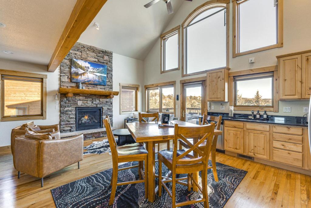 Η κουζίνα ή μικρή κουζίνα στο Updated and Spacious Lodge in Heart of Estes Park!