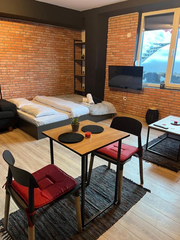 Giường trong phòng chung tại Mickitos Cozy Studio One