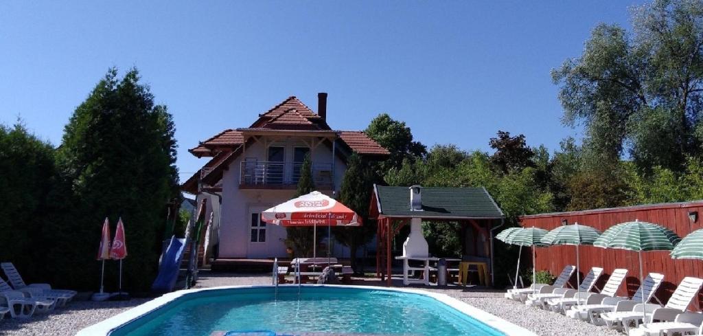 Zdjęcie z galerii obiektu Ferienwohnung mit Pool für 2 Personen w mieście Balatonmáriafürdő