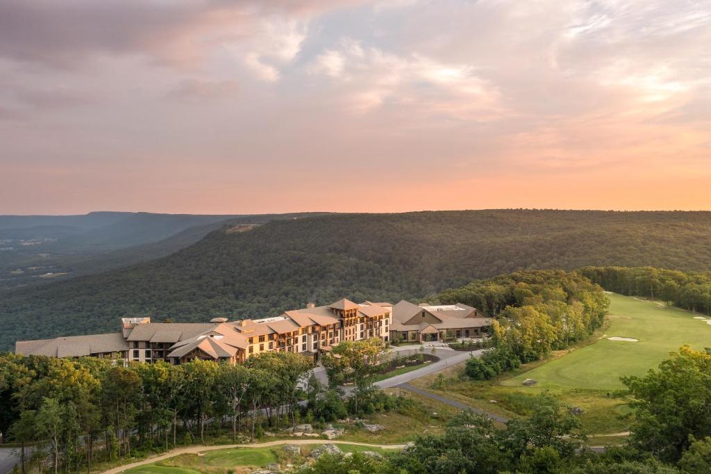 una vista aerea di un resort in montagna di Cloudland at McLemore Resort Lookout Mountain, Curio by Hilton a Rising Fawn