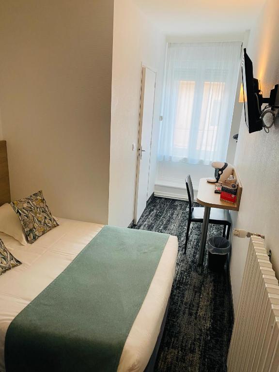 Postel nebo postele na pokoji v ubytování Hotel du Louvre