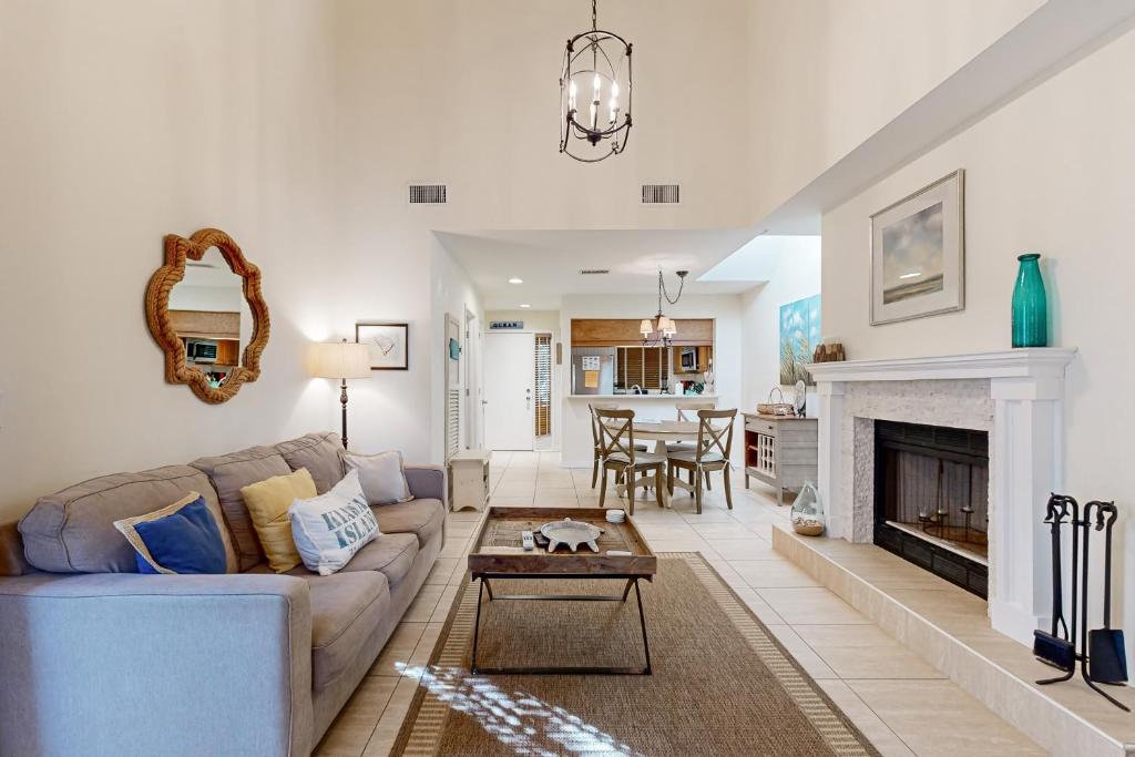 ein Wohnzimmer mit Sofa und Kamin in der Unterkunft 4406 Windswept in Kiawah Island