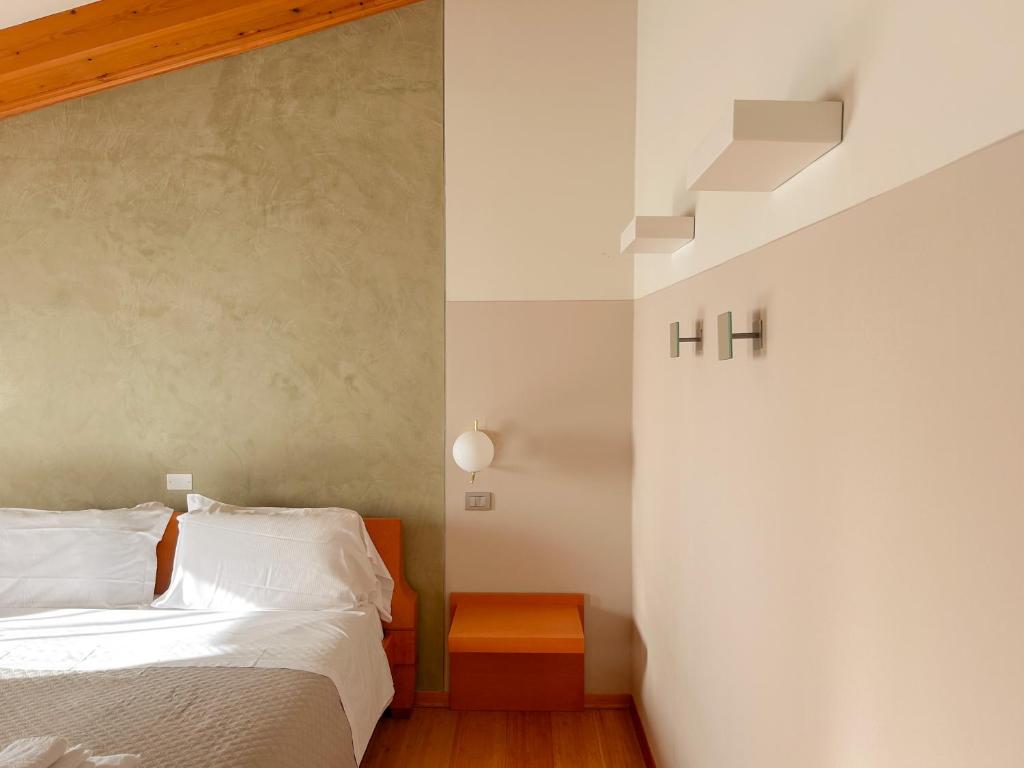 Postel nebo postele na pokoji v ubytování Hotel Della Torre 1850