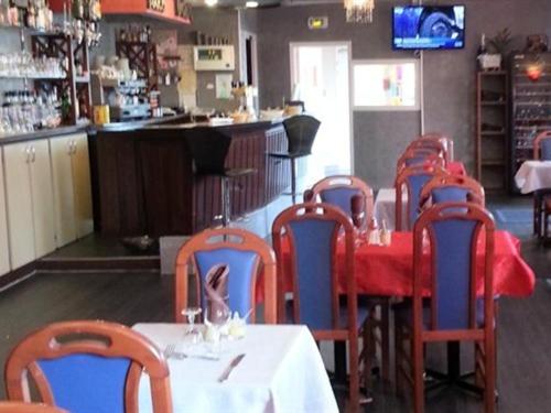 Restaurace v ubytování Hôtel Le Hussard