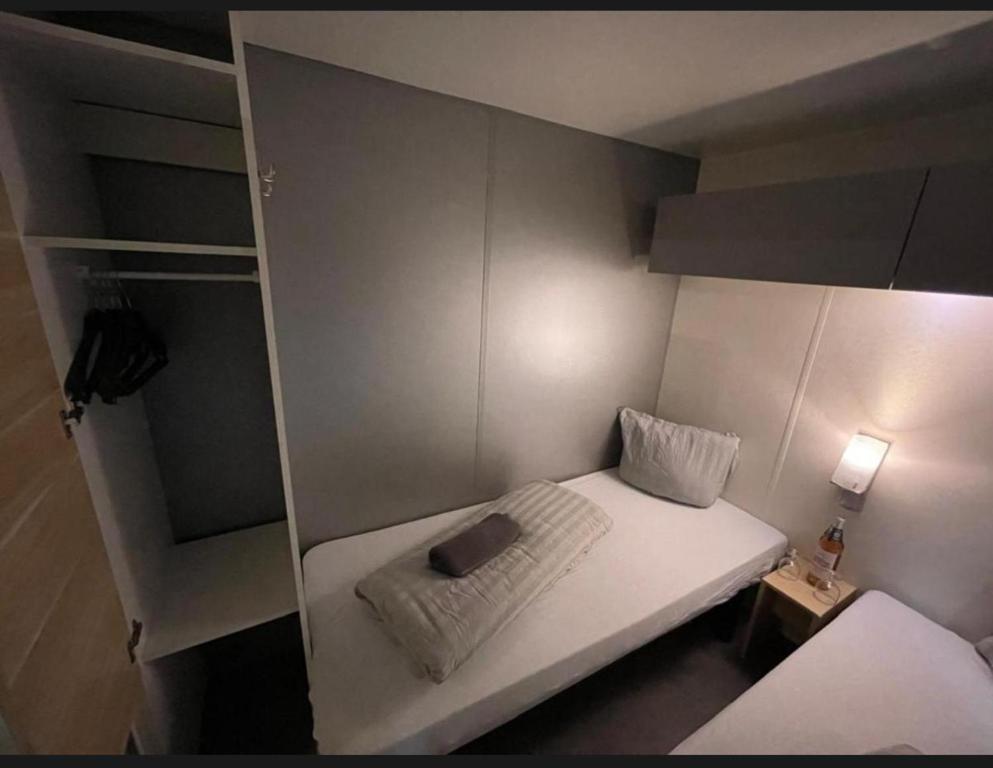 Postel nebo postele na pokoji v ubytování Lydia's Mobilhome am Europa-Park Rulantica