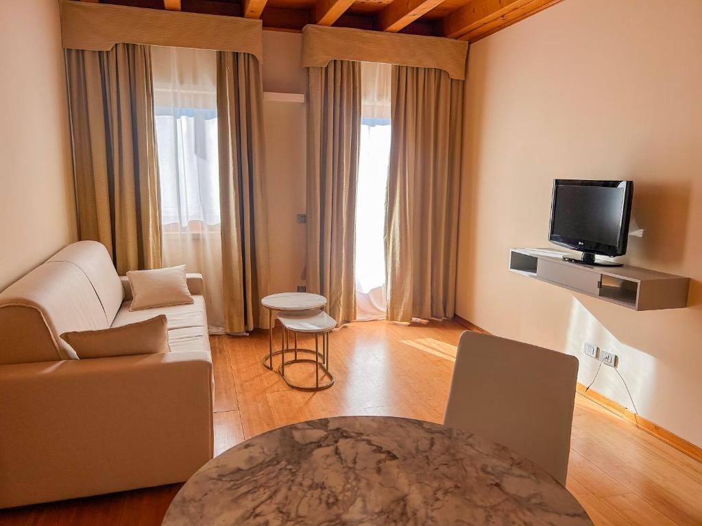 TV a/nebo společenská místnost v ubytování Hotel Della Torre 1850