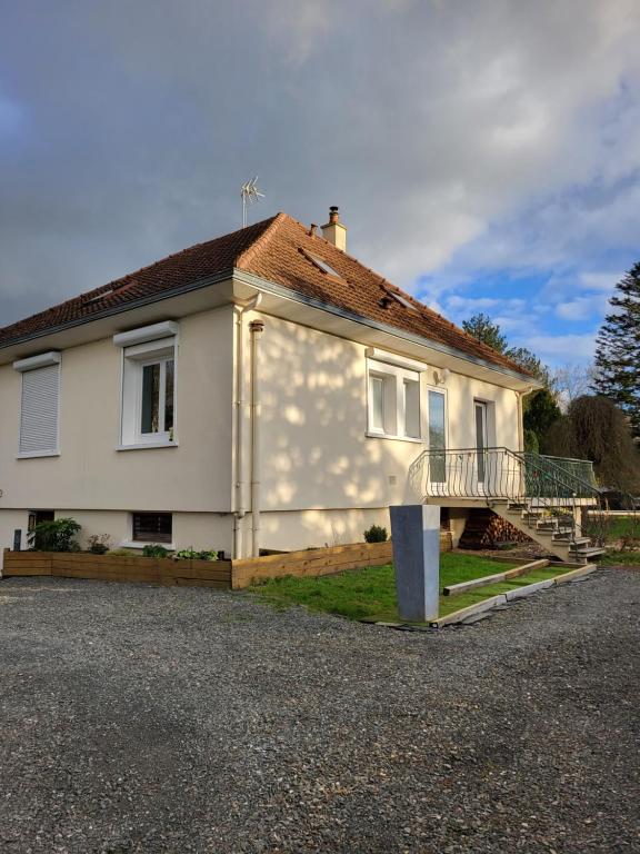 Cette maison blanche dispose d'un balcon sur le côté. dans l'établissement La Bodéga, à Arnage