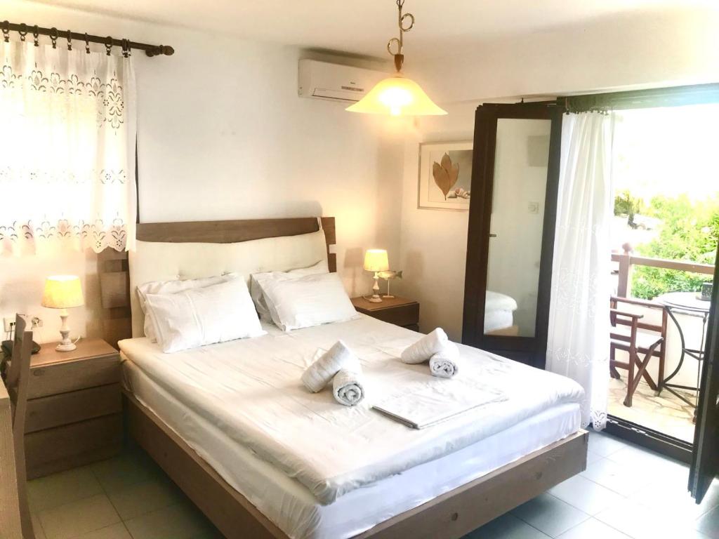 a bedroom with a bed with two towels on it at Pounda Paou in Metókhion