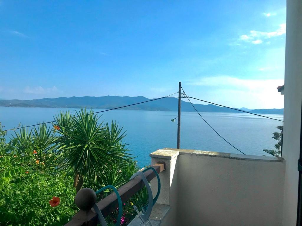 a view of the water from the balcony of a house at Pounda Paou in Metókhion