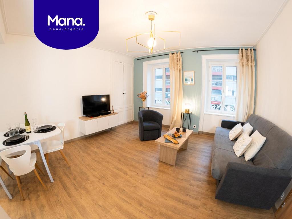 un salon avec un canapé et une table dans l'établissement Les Mouettes - Centre Ville - à 500m du Port, à Granville