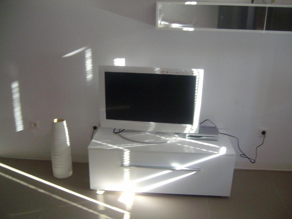 A television and/or entertainment centre at Bulhotel Pritzker Apartment