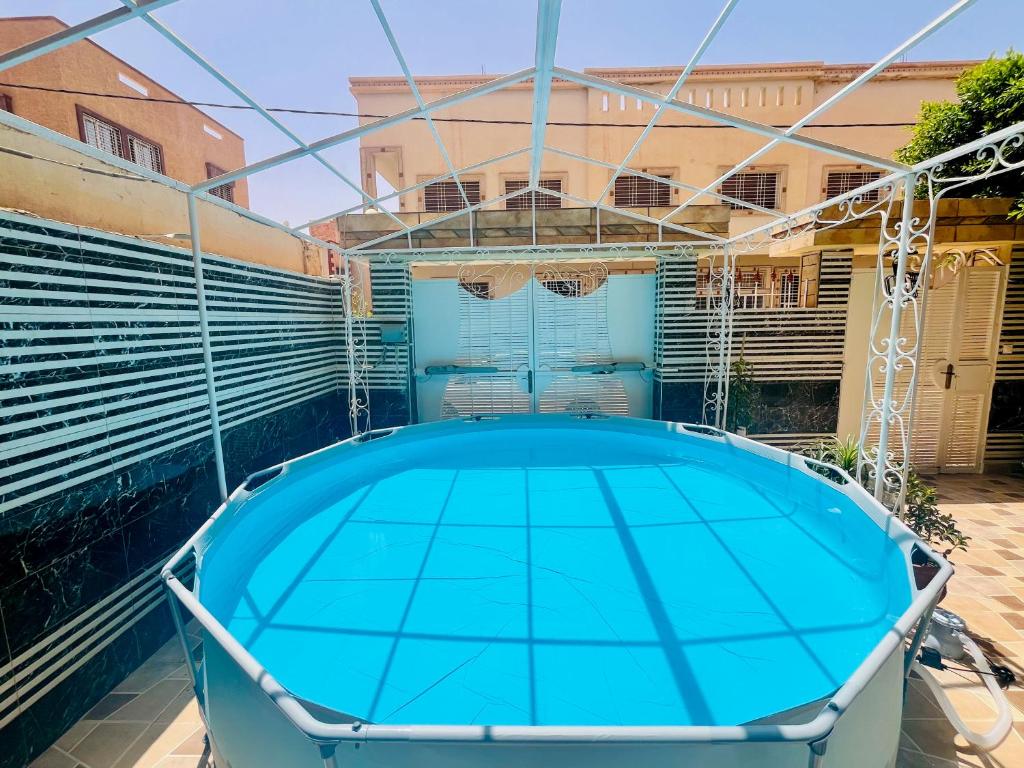 Bazén v ubytování Villa De Luxe, Piscine Idéalement située à Oujda nebo v jeho okolí