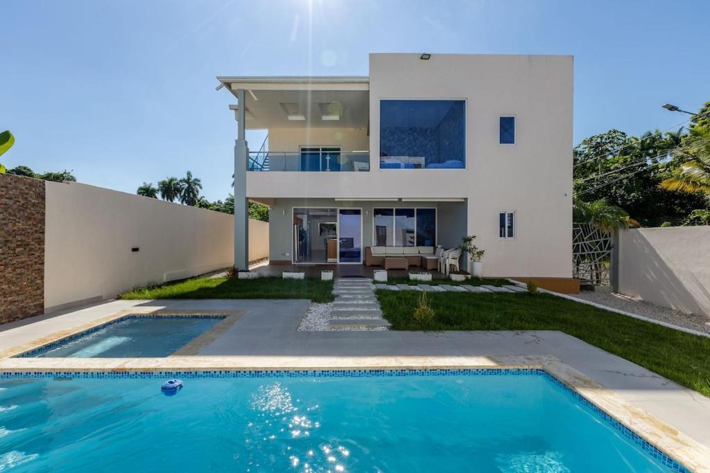 Luxurious Home with Pool!