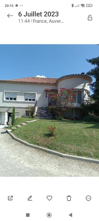une photo d'une maison et une photo d'une maison dans l'établissement Mon petit château, à Pajay