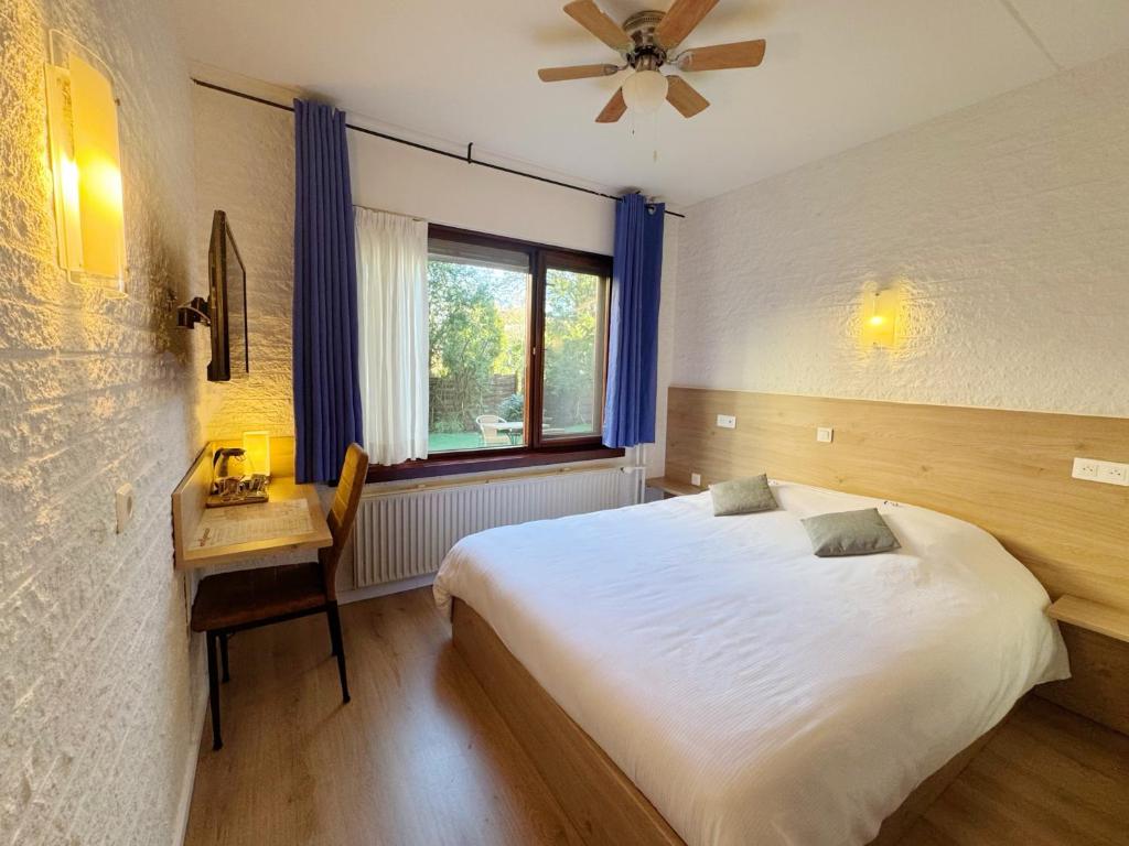 Postel nebo postele na pokoji v ubytování Hotel Dordrecht