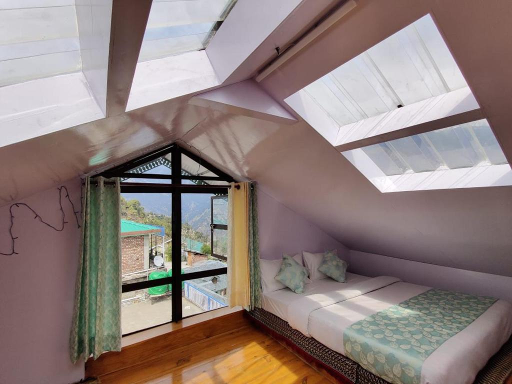 Postel nebo postele na pokoji v ubytování The Attic House