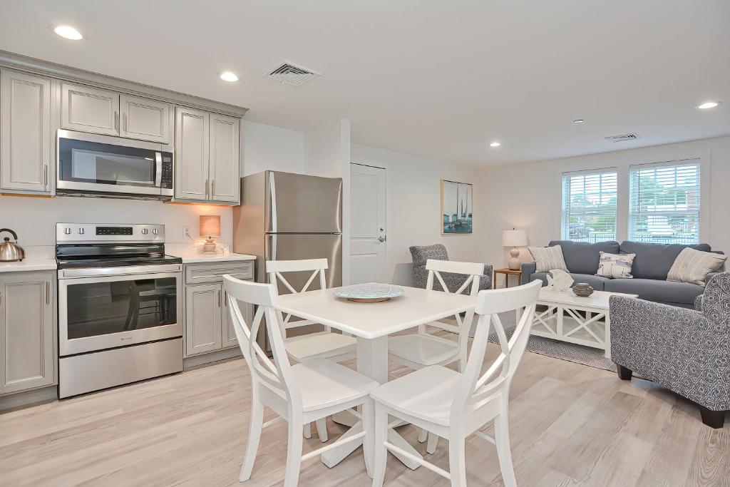 Harbourtown Suites on Plymouth Harbor - Deluxe Suite
