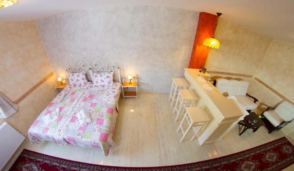 Country Court - Deluxe Quadruple Room
