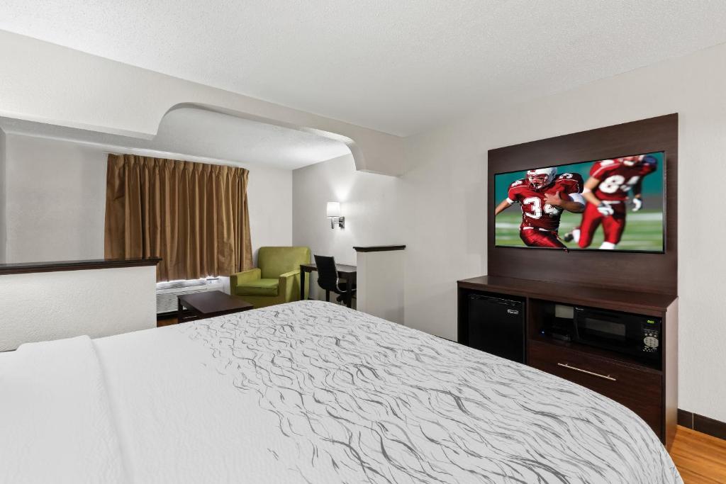 Red Roof PLUS+ & Suites Atlanta Airport South - Habitación Superior King Libre De Humo