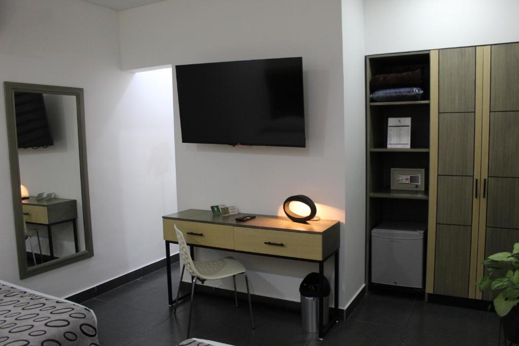 TV a/nebo společenská místnost v ubytování Hotel Merlott Lleras
