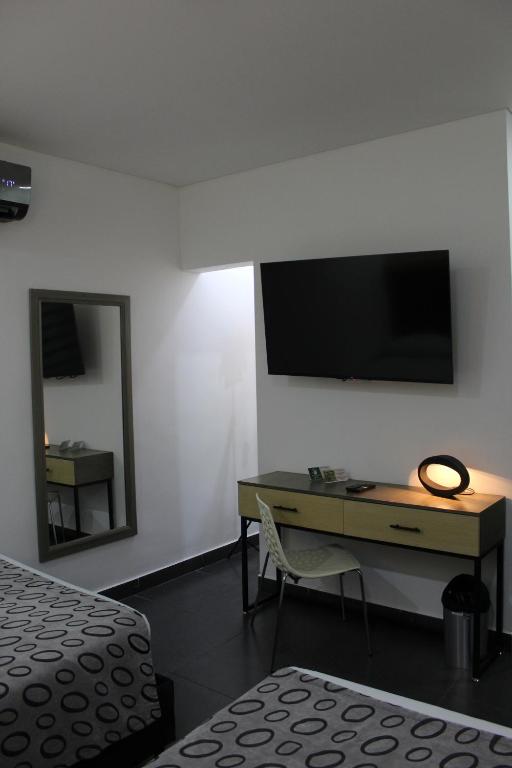 TV a/nebo společenská místnost v ubytování Hotel Merlott Lleras