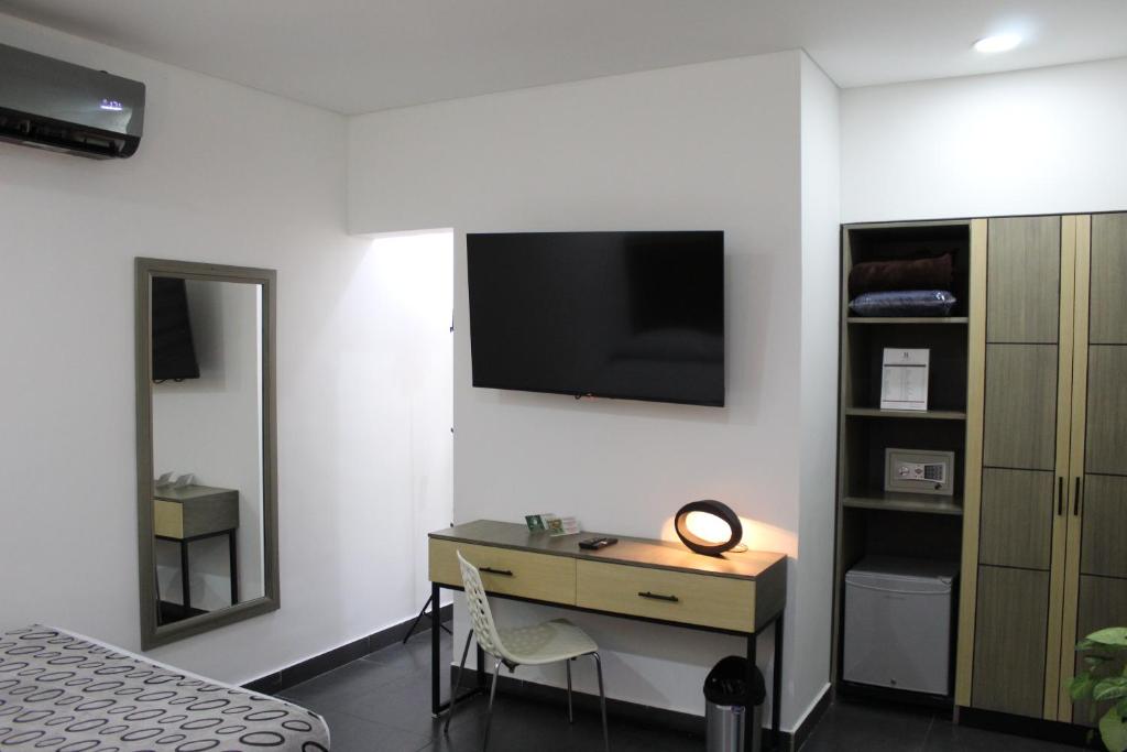 TV a/nebo společenská místnost v ubytování Hotel Merlott Lleras
