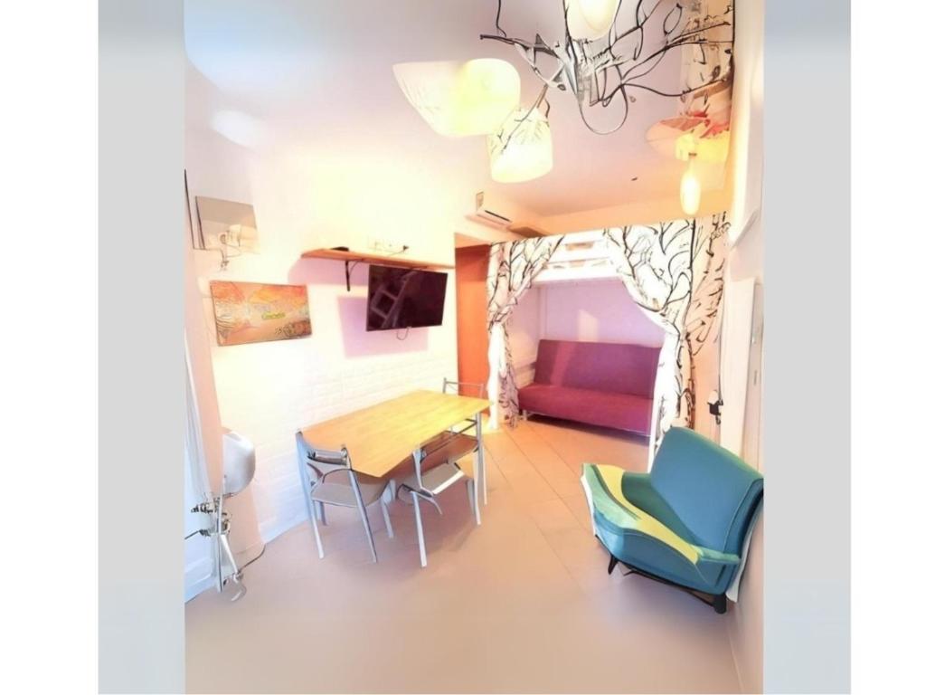 una sala da pranzo con tavolo e sedie di Alba Sweet ad Alba Adriatica