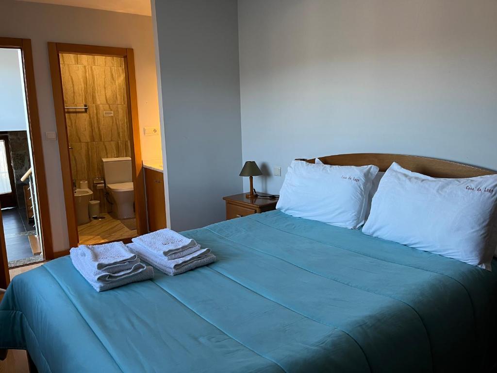 Postel nebo postele na pokoji v ubytování Casa da Lage - Piscina privada - Gerês