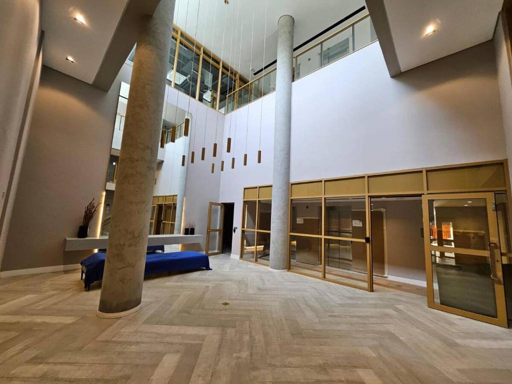 ein großer Raum mit Säulen in einem Gebäude in der Unterkunft Apto novo e moderno - 5 min do Allianz parque in São Paulo