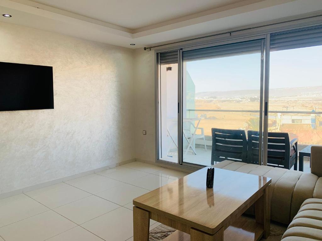 TV a/nebo společenská místnost v ubytování Appartement moderne avec une vue spectaculaire sur l océan