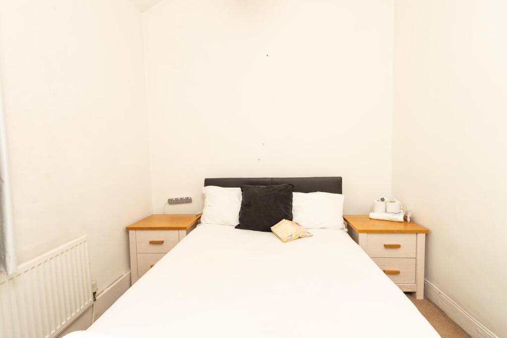 En eller flere senge i et værelse på Lovely Private Rooms near MCR Centre