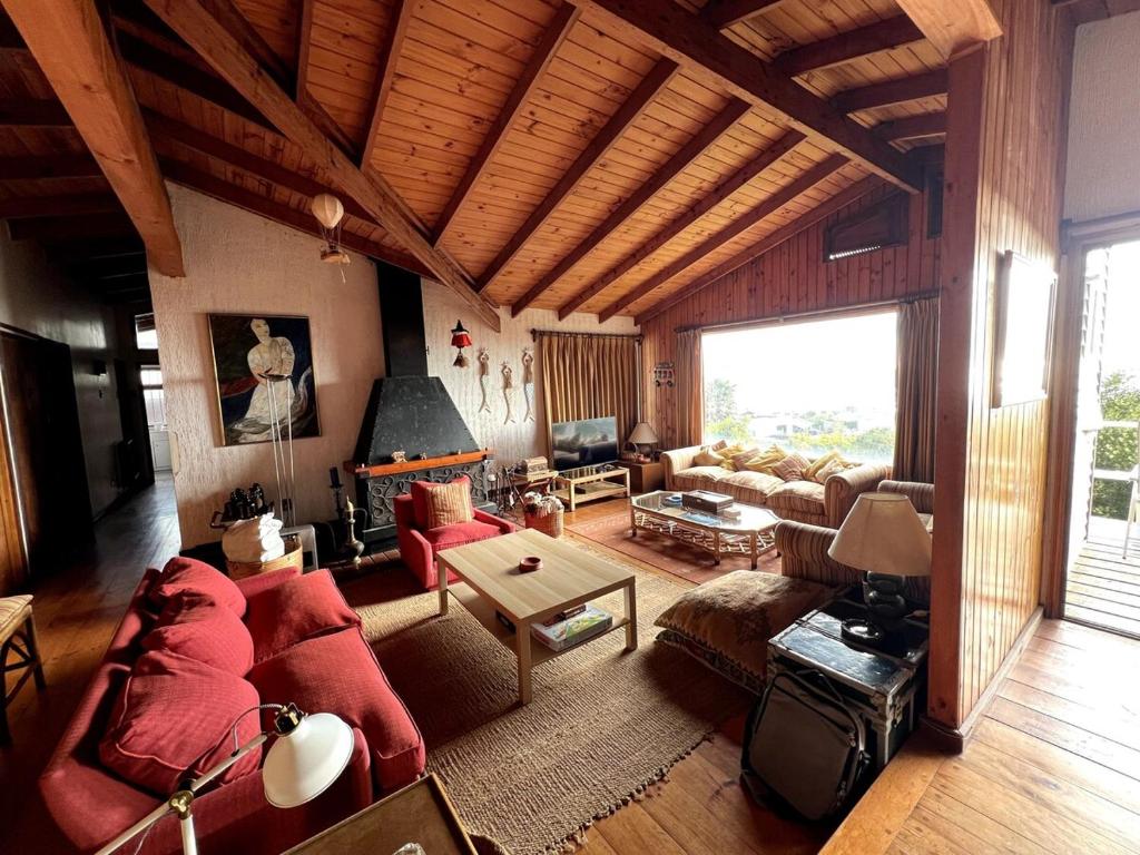 ein Wohnzimmer mit Sofa und Tisch in der Unterkunft Casa de playa con vista al mar in Santo Domingo