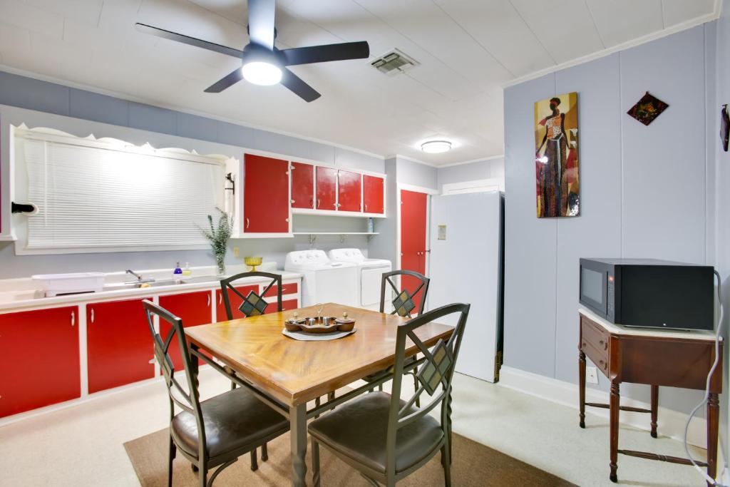 Una cocina con una mesa y sillas en una habitación. en Walk to 1st Street Family Home in Thibodaux!, en Thibodaux