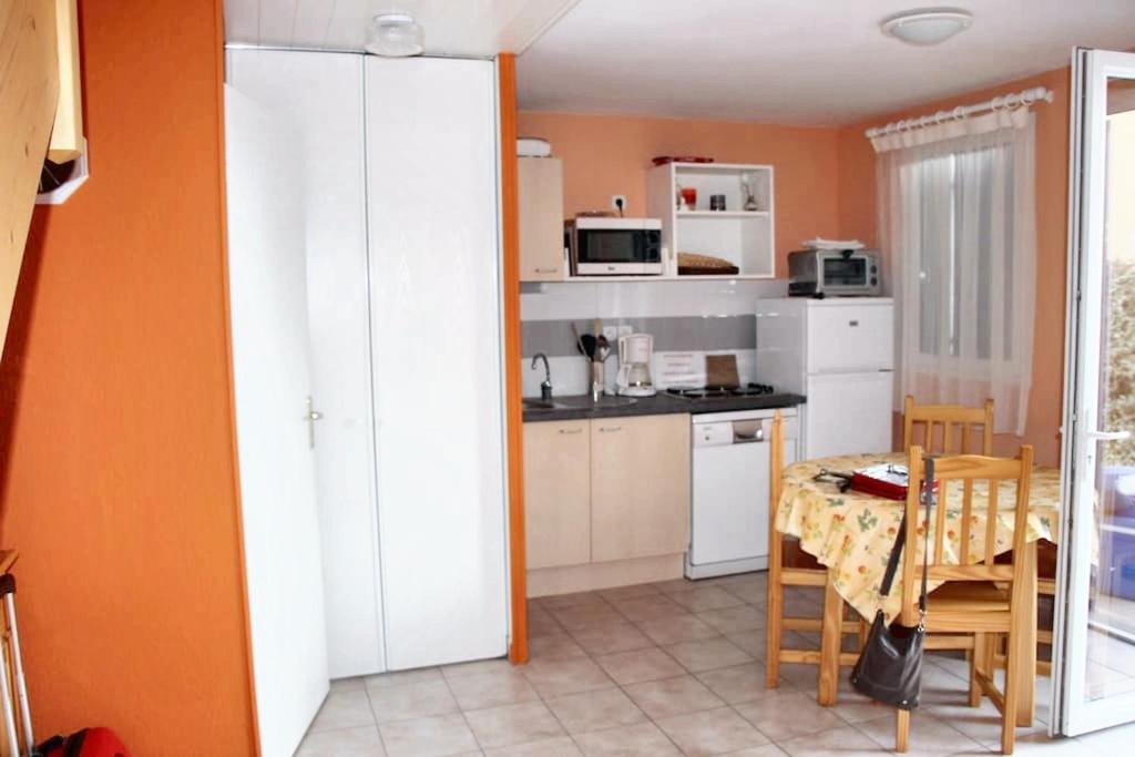 Kuchnia lub aneks kuchenny w obiekcie Maison accueillante à Calvisson avec piscine et terrasse