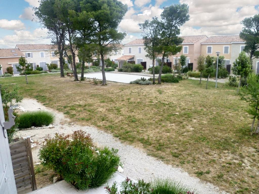 Ogród w obiekcie Maison accueillante à Calvisson avec piscine et terrasse