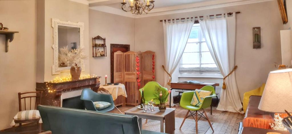 Posedenie v ubytovaní Maison charmante à Mauzun avec jardin et patio fleuri
