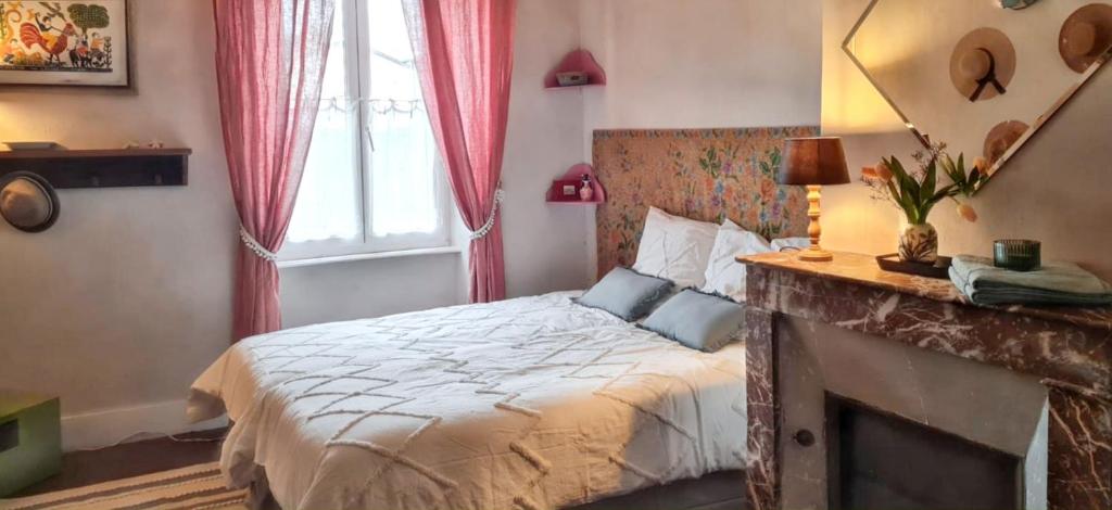 Posteľ alebo postele v izbe v ubytovaní Maison charmante à Mauzun avec jardin et patio fleuri