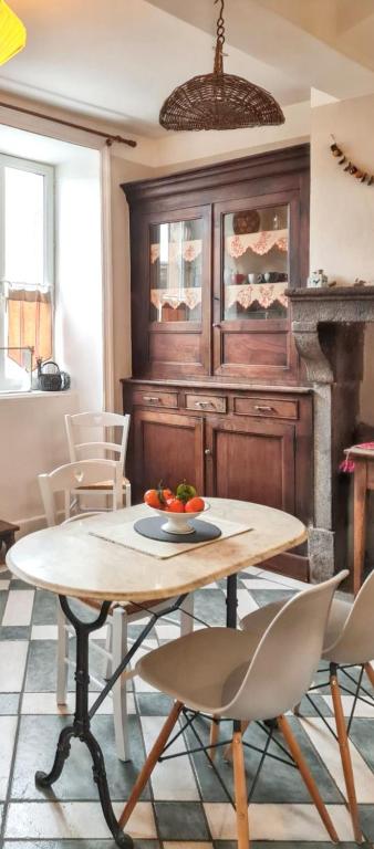 Posedenie v ubytovaní Maison charmante à Mauzun avec jardin et patio fleuri