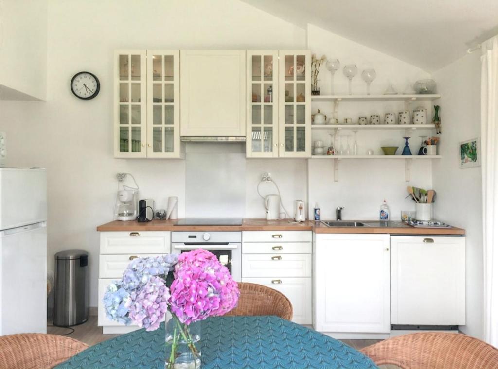 Kuchyňa alebo kuchynka v ubytovaní Charmante Maison à Huelgoat avec Terrasse et Jardin