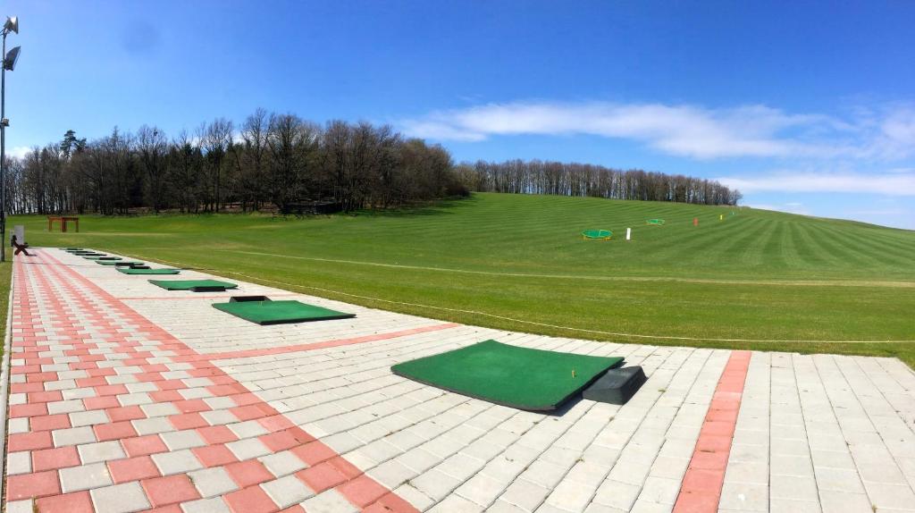 Zaplecze golfowe tego ośrodka wypoczynkowego lub w pobliżu