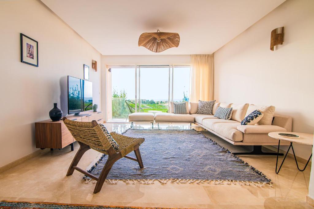 Μια τηλεόραση ή/και κέντρο ψυχαγωγίας στο Ocean & Golf Duplex - Taghazout