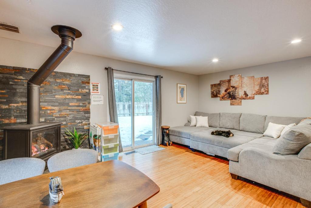 un soggiorno con divano e camino di 10 Mi to Heavenly Mountain Home with Deck and Yard a South Lake Tahoe